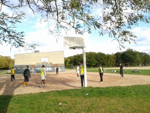 Des hommes jouent au foot sur terrain basket