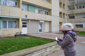 Une écolière de VLB prend des notes sur son quartier