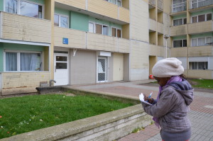 Une écolière de VLB prend des notes sur son quartier