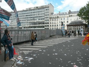Boulevard St Michel Paris - Grilles déployées pour couper les ures et canaliser les manifestantEs