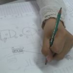 Une élève de cinquième dessine sa cour de récréation